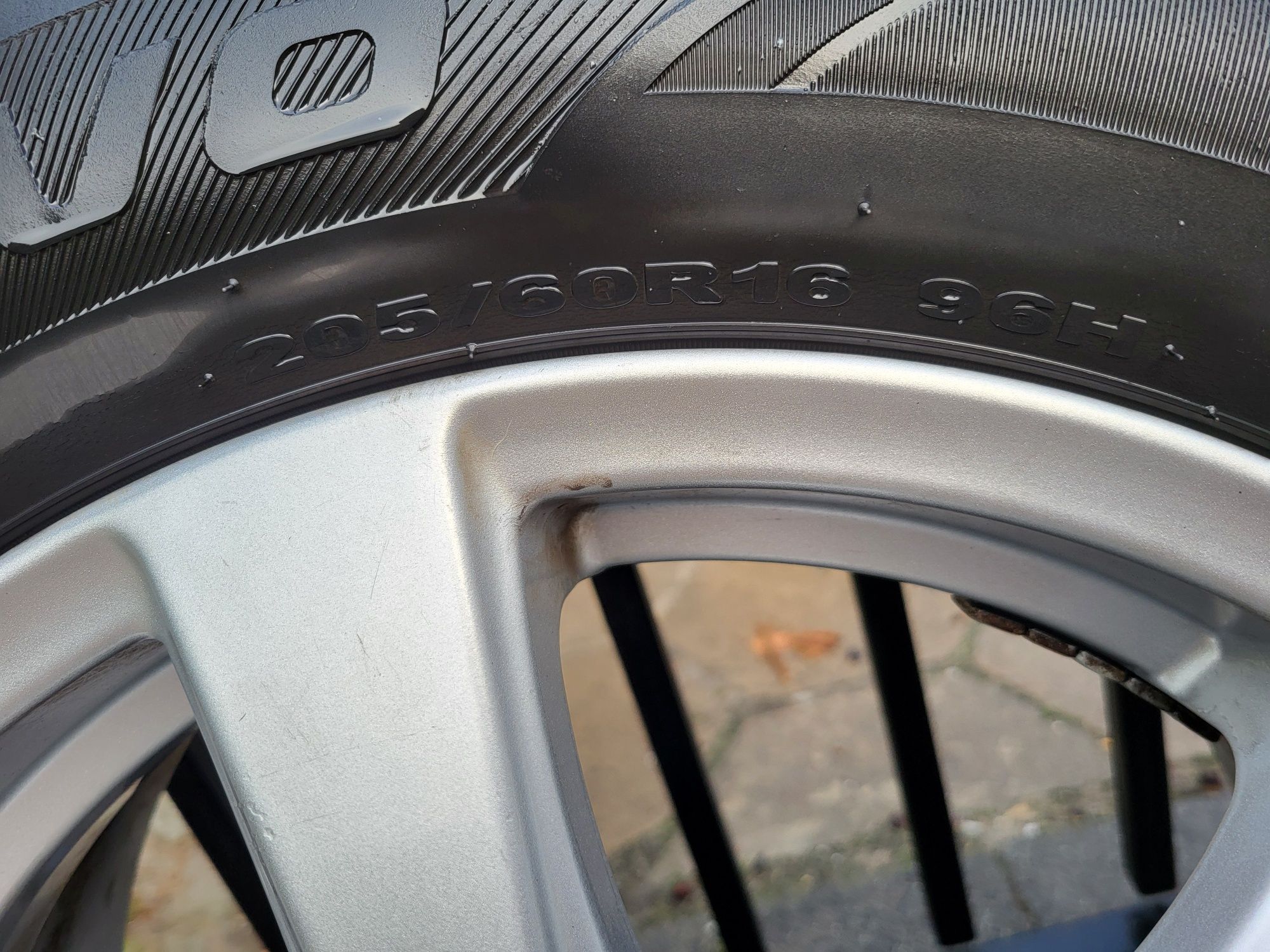Felgi z oponami komplet 16  5x114.3 Renault