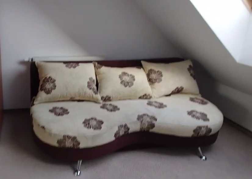 Sofa rozkładana (z poduszkami)