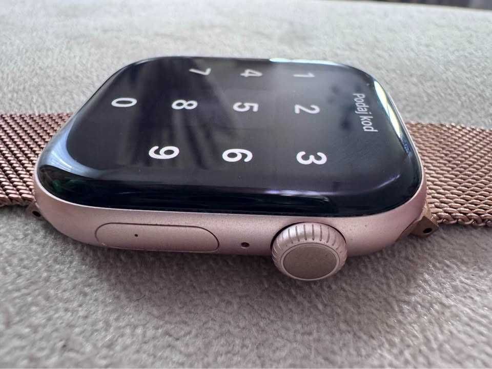Apple Watch 10 w kolorze golden rose.