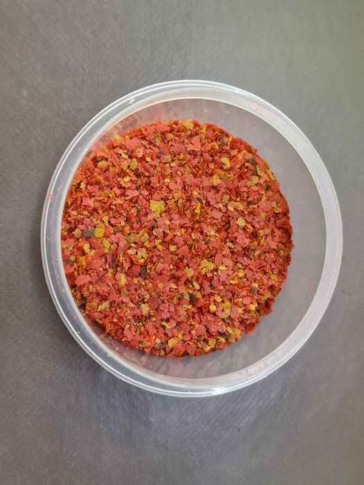 Tetra Guppy mini flakes.