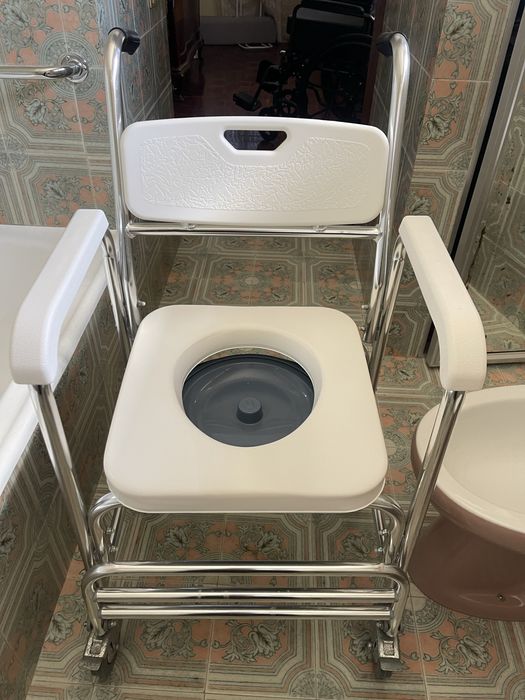 Vendo cadeira de rodas higiénica