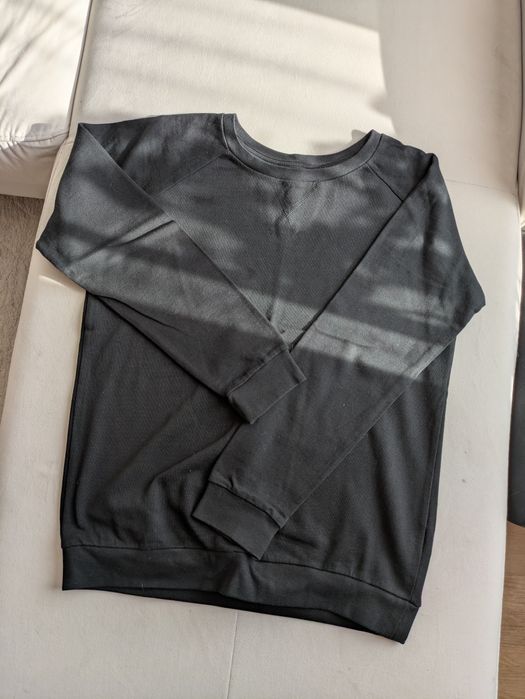 Czarna bluza bez kaptura