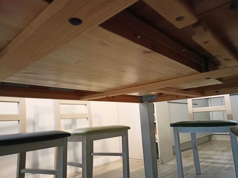 Stół drewniany, rozkładany z 8 krzesłami