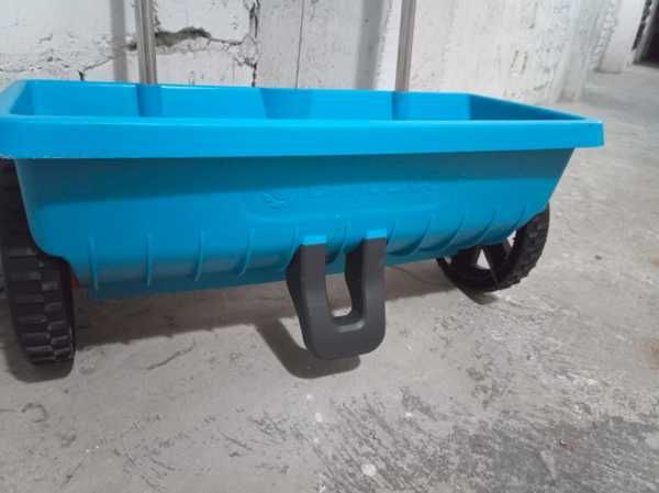 Siewnik do nasion trawy nawozu soli piasku. Rozsiewacz.