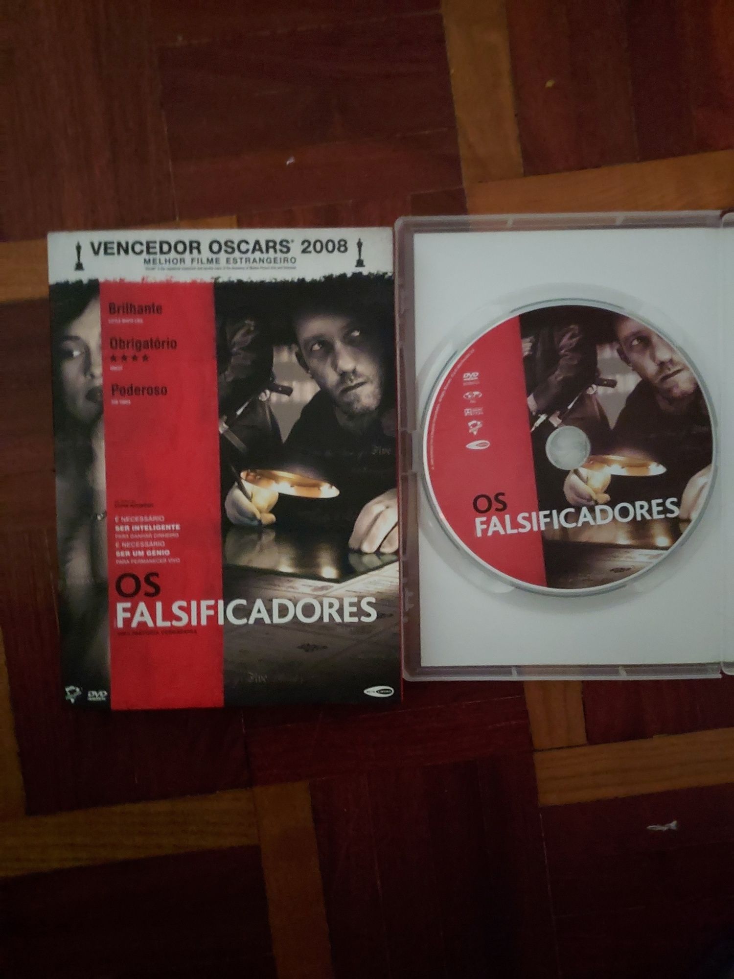 DVD OS FALSIFICADORES. NOVO POR abrir.