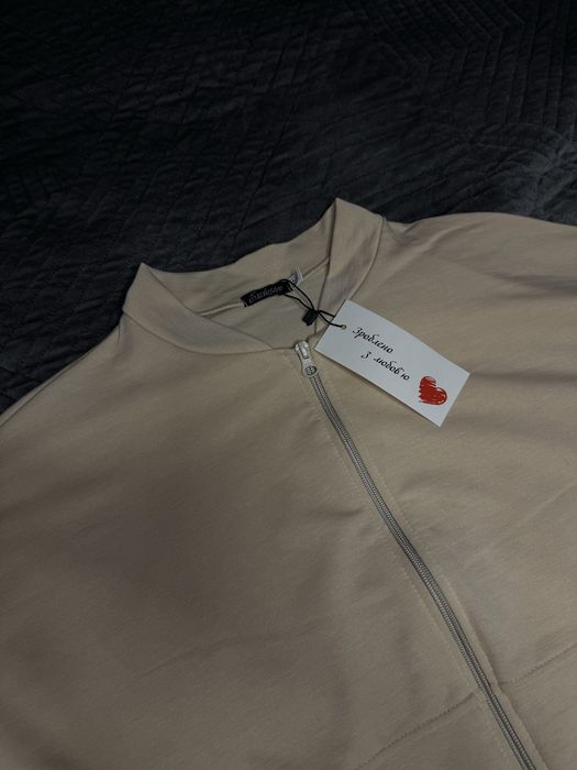 Бежевий жіночій костюм