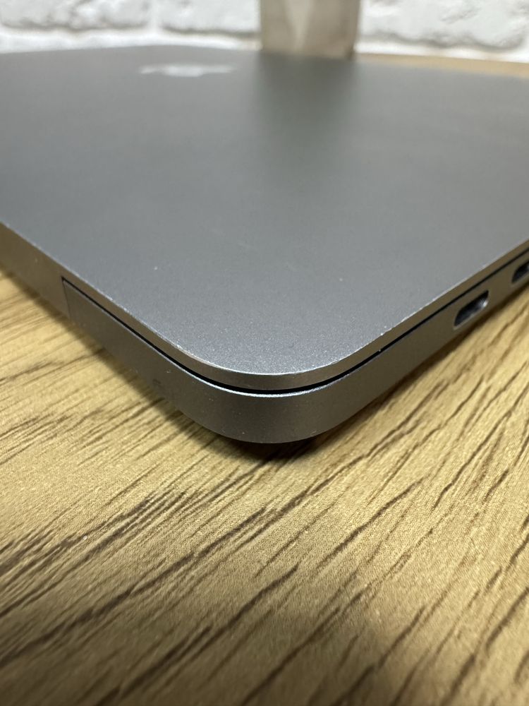 MacBook Pro 2017 Touch Bar 8/256gb Intel Core i5