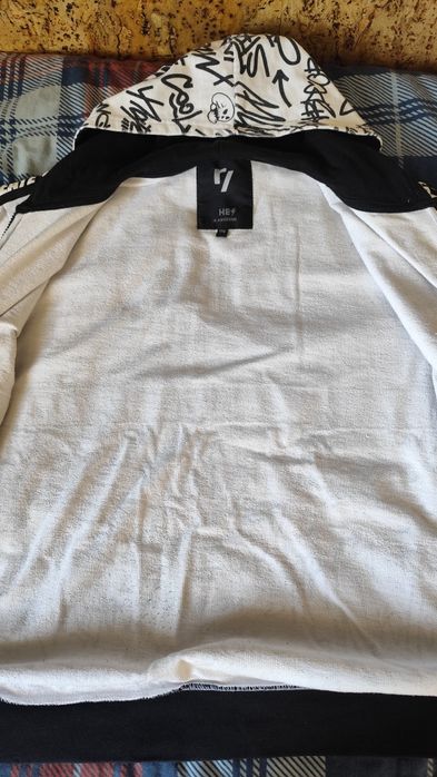 Biała bluza rozpinana z kapturem zip up graffiti