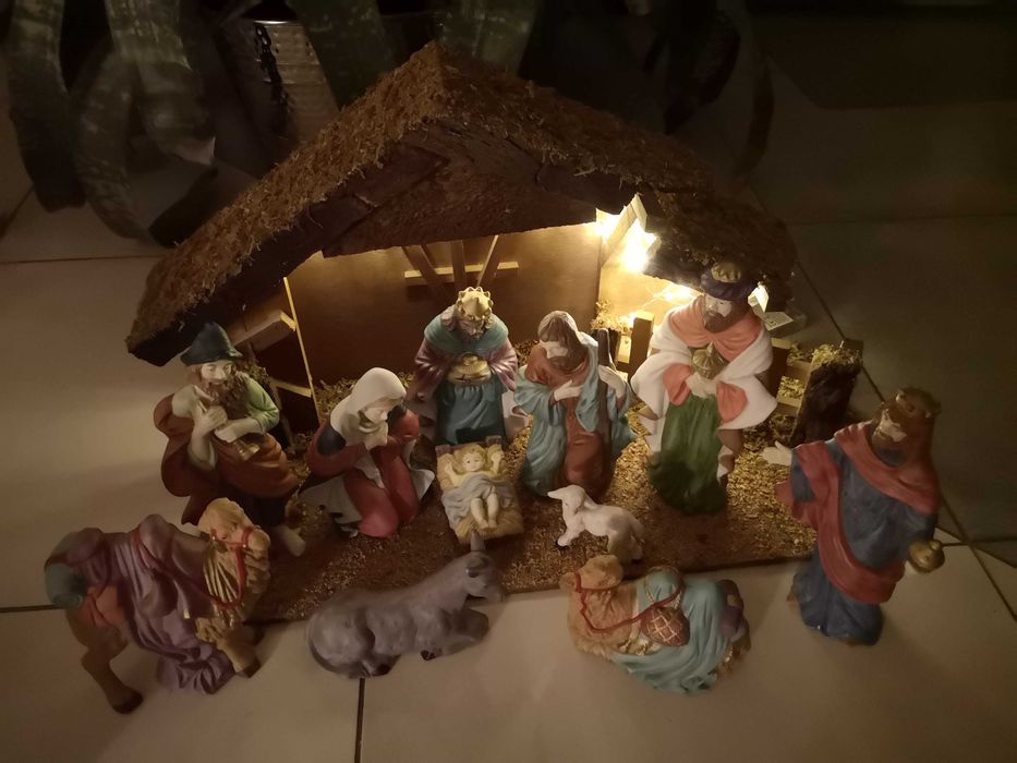 Stara drewniana szopka z wyjątkowymi porcelanowymi figurkami-unikat.