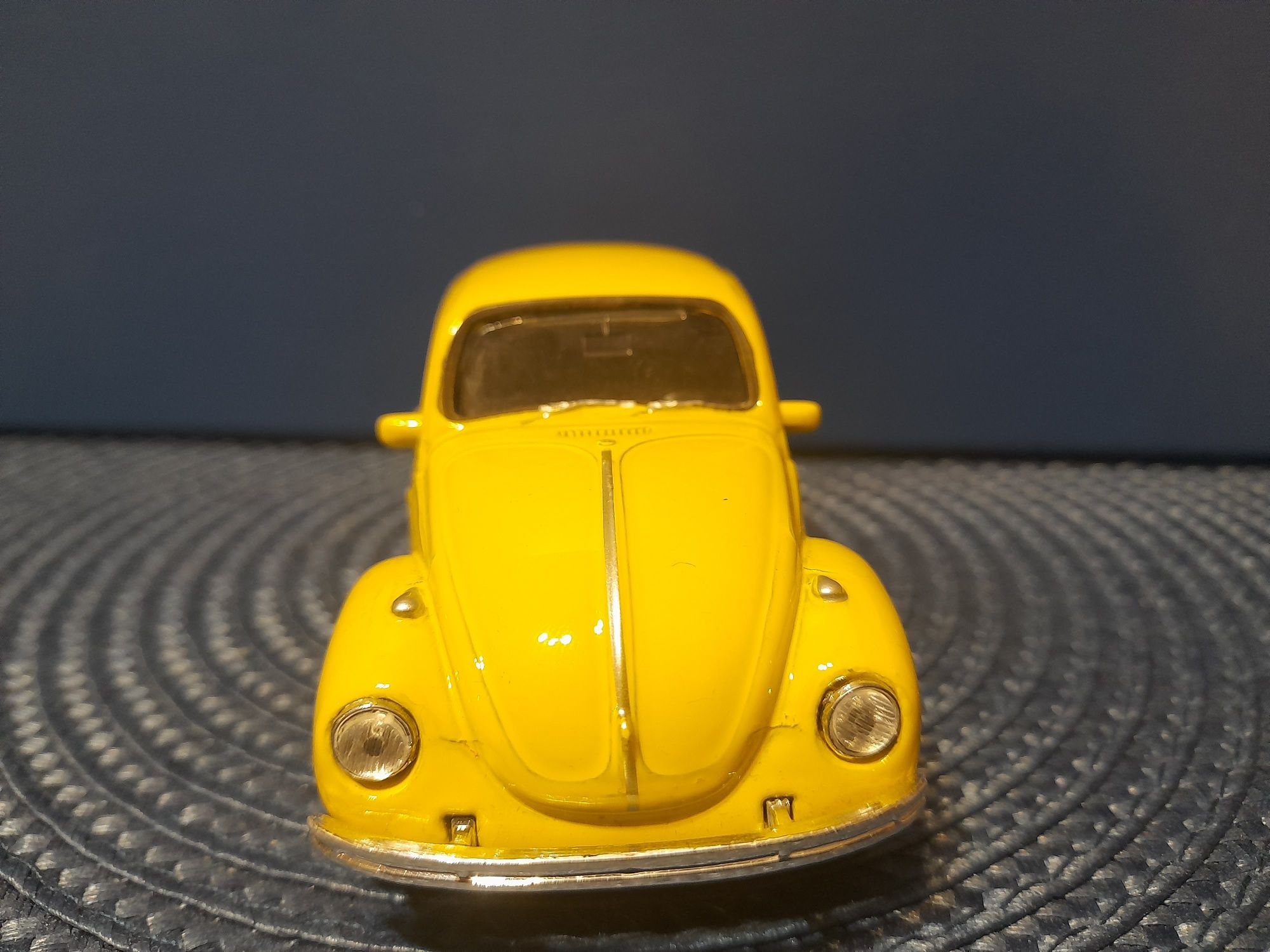 Żółty garbus zabawka kolekcjonerska + drugi zielony GRATIS autko auto