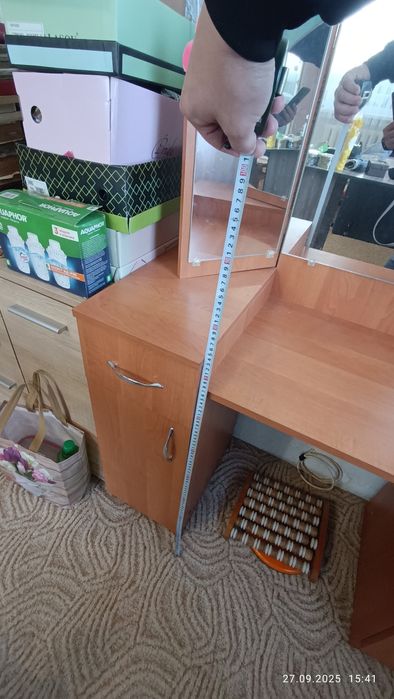 Трюмо, столик для макияжа.