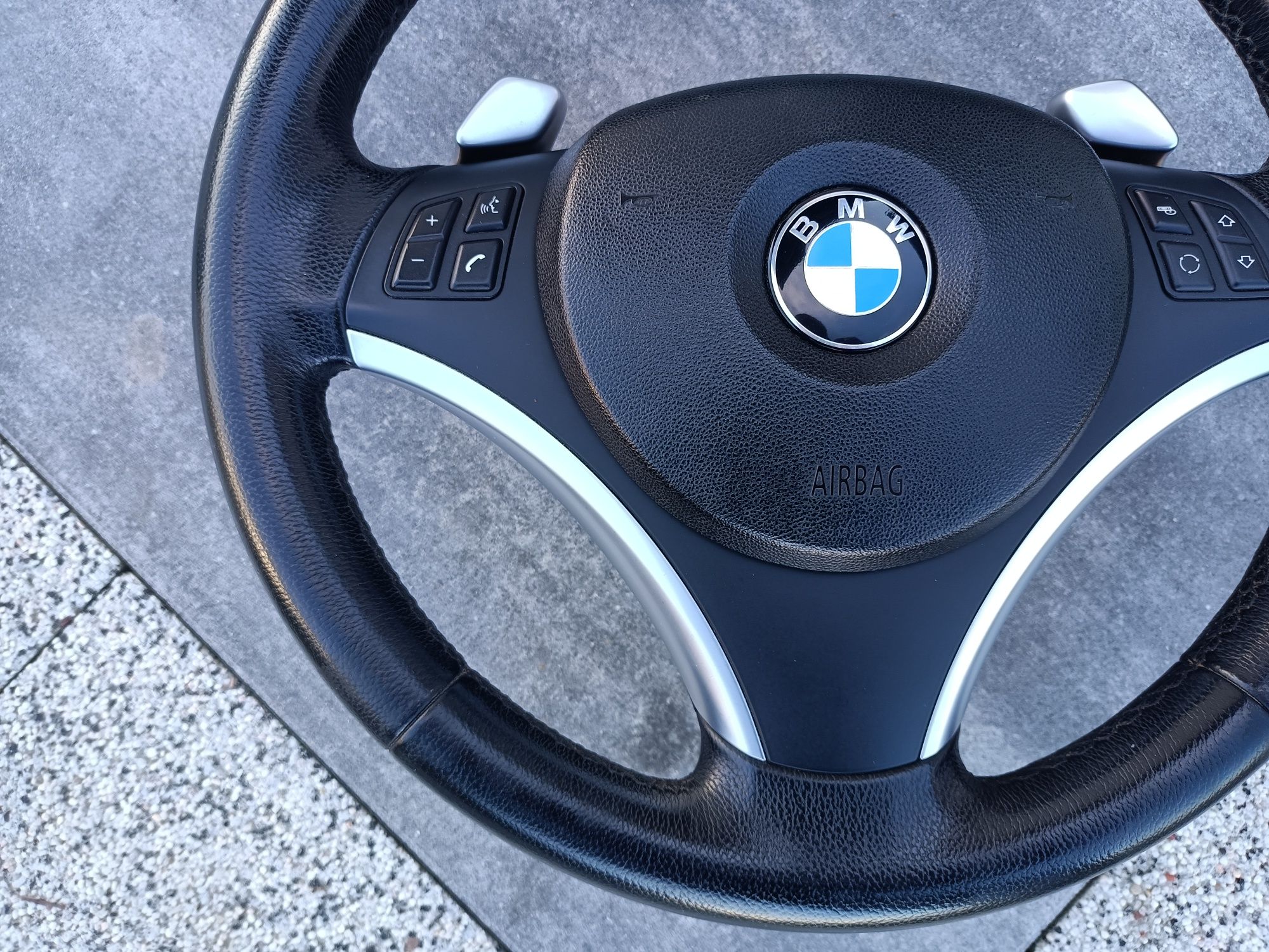 Kierownica M sport z łopatkami BMW E90 E91 E92 E93 E81 E87 E82 E88 X1