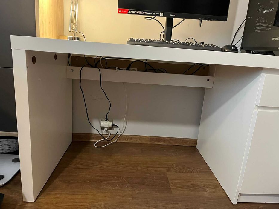 Solidne biurko IKEA MALM – idealne do pracy i nauki