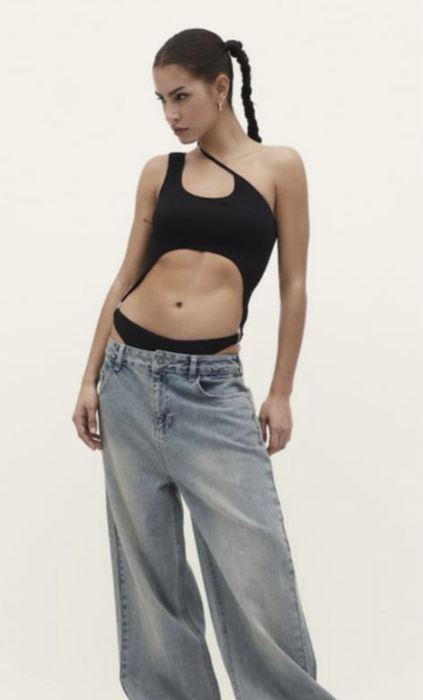 Чорний суцільний купаник в рубчик на одне плече Stradivarius