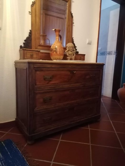 Móvel antigo, restaurado, muito estimado