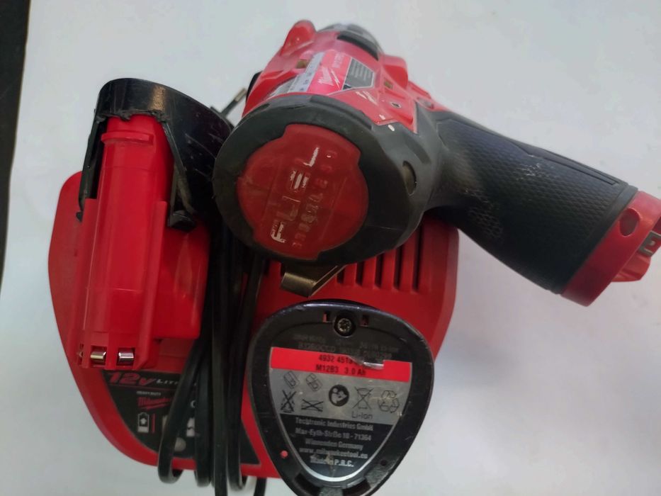 Wiertarko-wkrętarka Milwaukee 12V FPD 2x3,0Ah uszkodzona