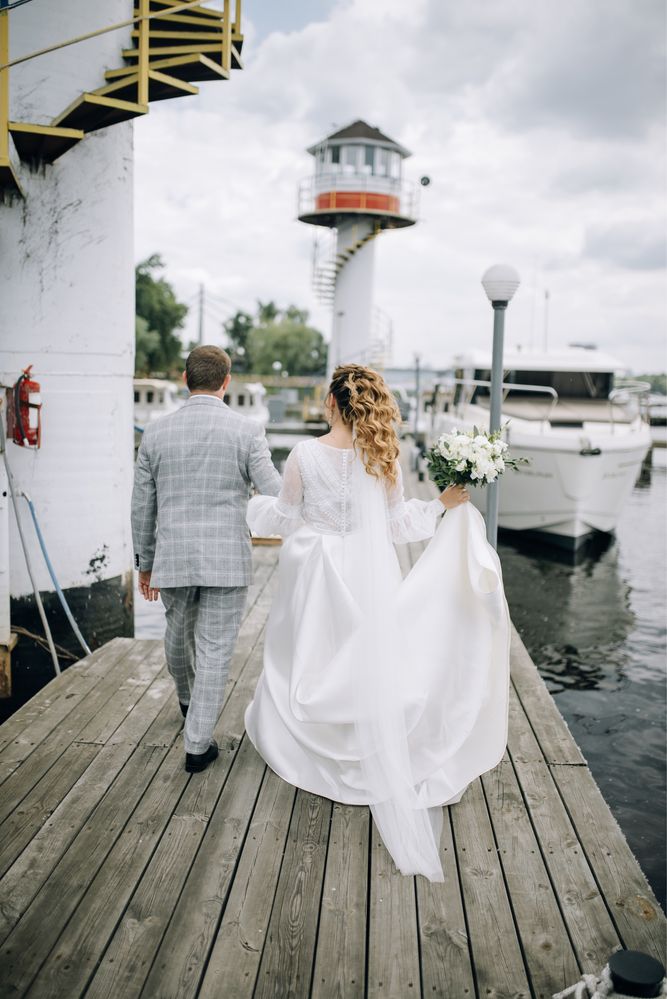 Весільна сукня зі шлейфом від Ariamo +фата
