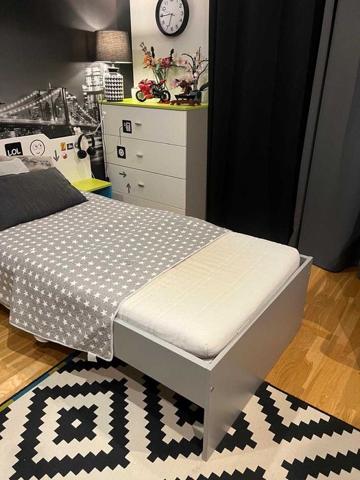 Łóżko młodzieżowe z materacem i półkami