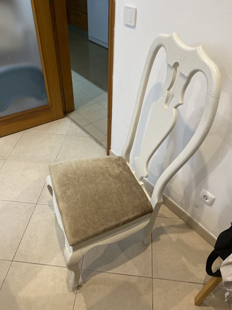 Cadeira com assento de veludo trabalhada