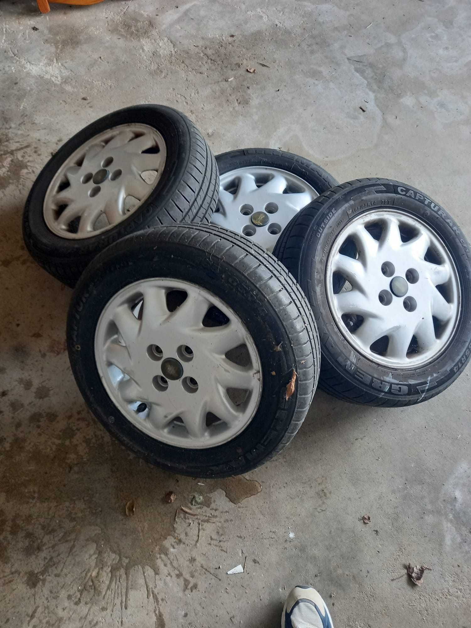 Vendo jantes com pneus semi novos com pouco uso