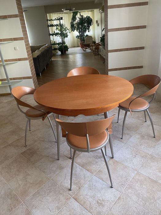 Круглый стол + 4 стула.