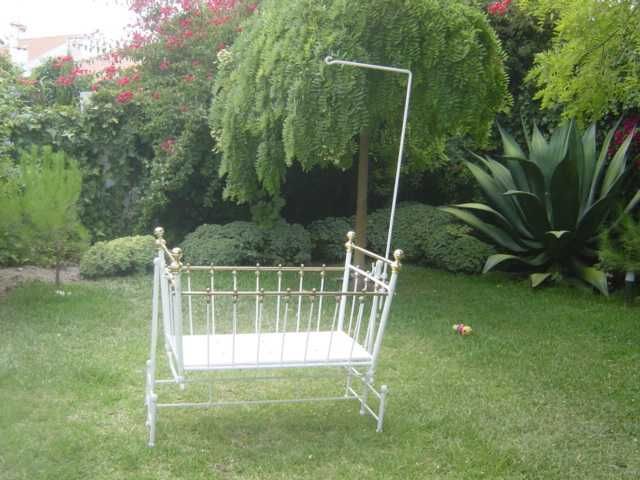Berço antigo em ferro