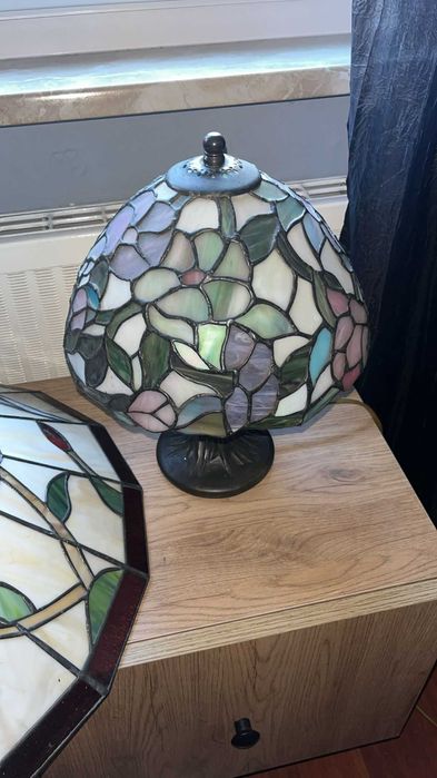 Lampa stołowa witrażowa w stylu Tiffany – kwiatowy motyw