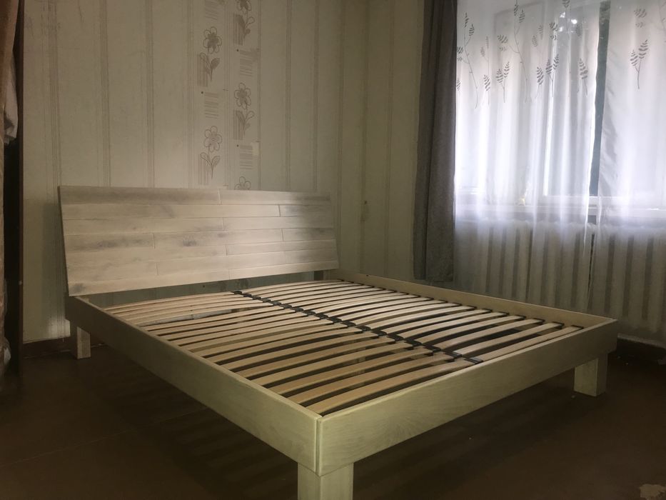 Ліжко двоспальне деревяне.