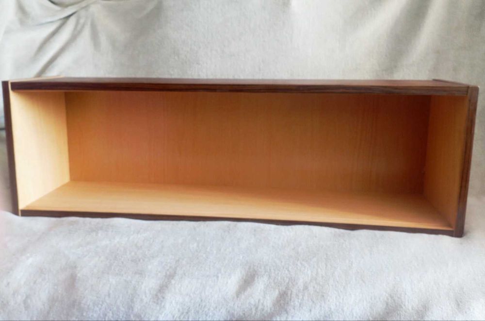 Стекло, книжные полки, зеркало