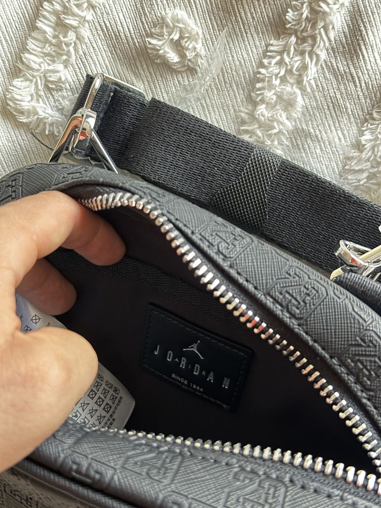 Оригінал. Сумка Jordan Jam Monogram Camera Bag. Месенджер джордан