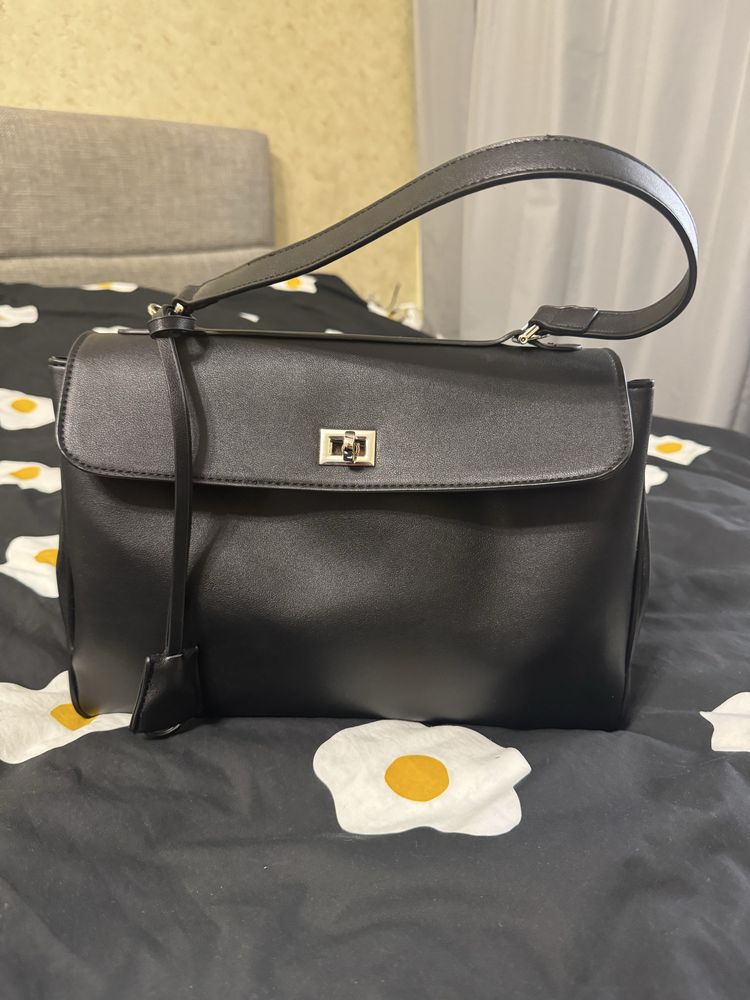 жіноча сумка в стилі Balenciaga Rodeo