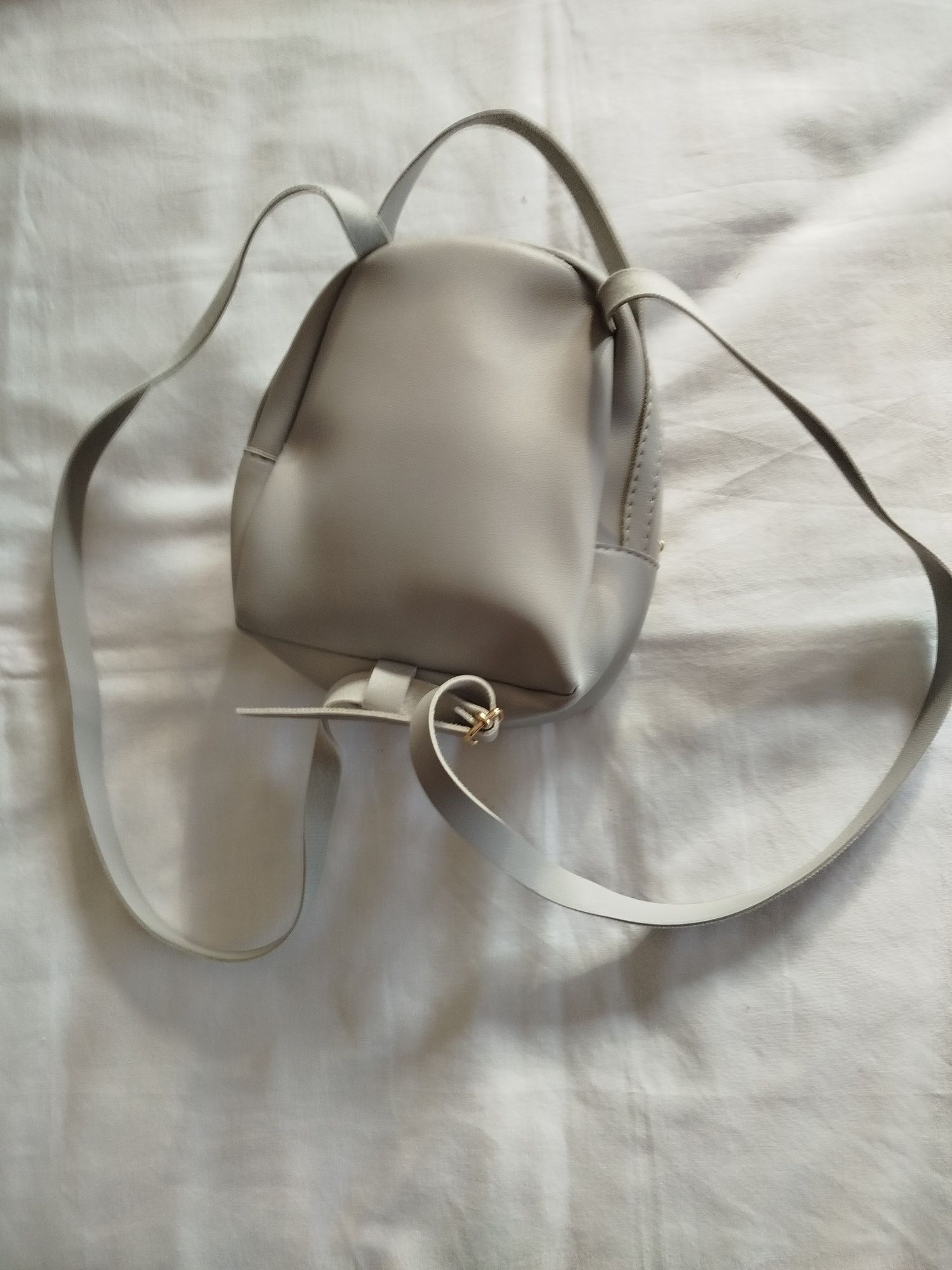 Mochila de cor cinza