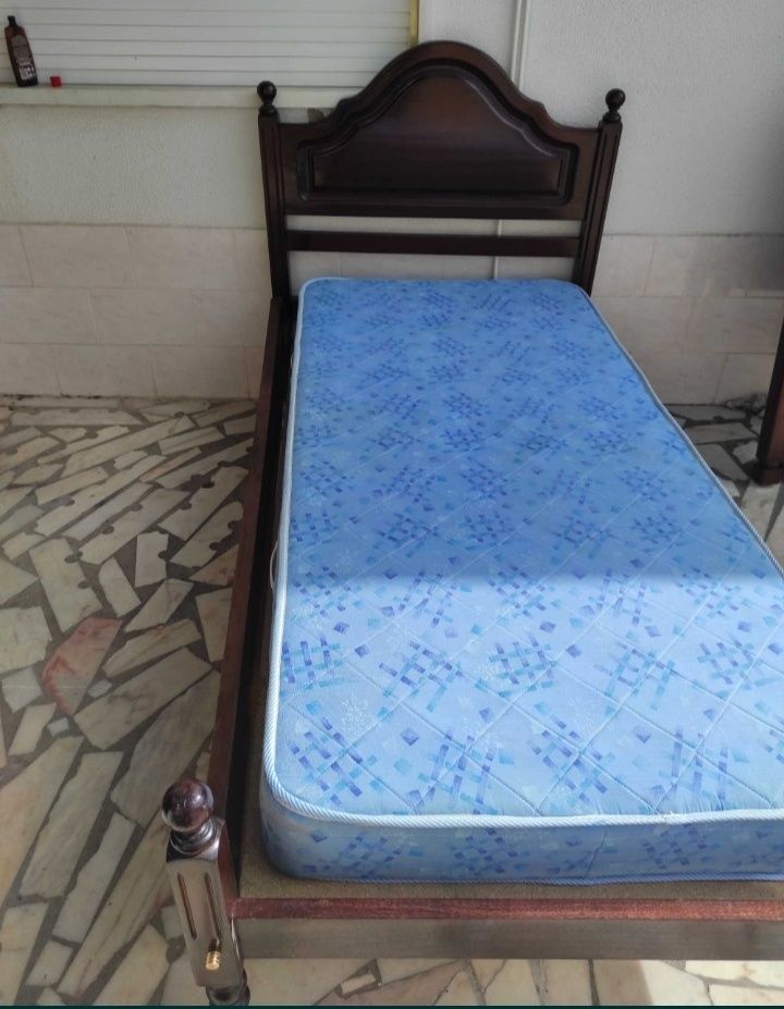 Cama de solteiro 70€ e colchão azul 50€