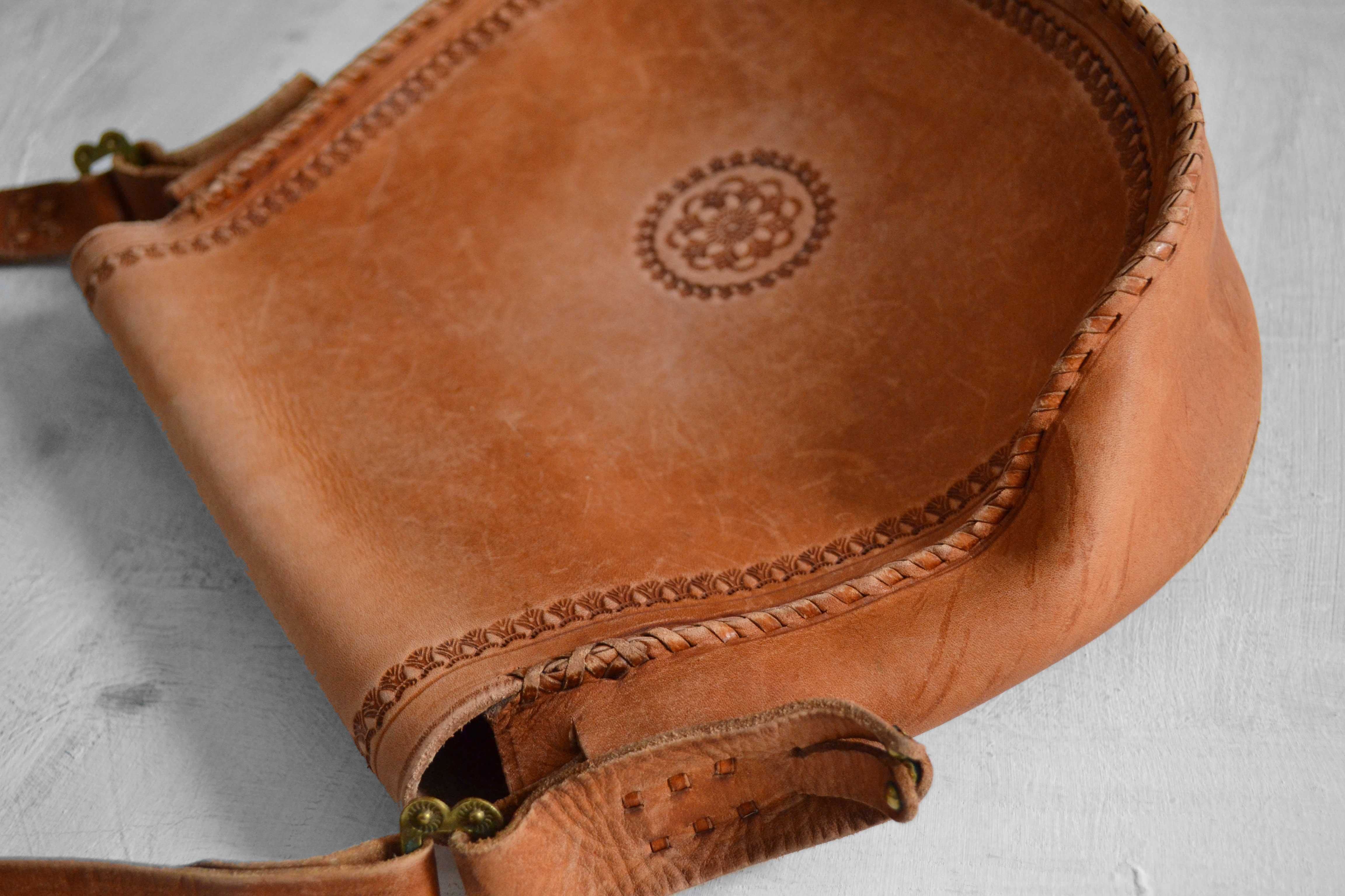 camelowa skórzana torebka na pasku boho vintage hippie