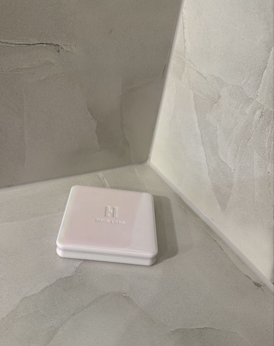 Haus Labs bio-radiant gel-powder highlighter rose quartz róż