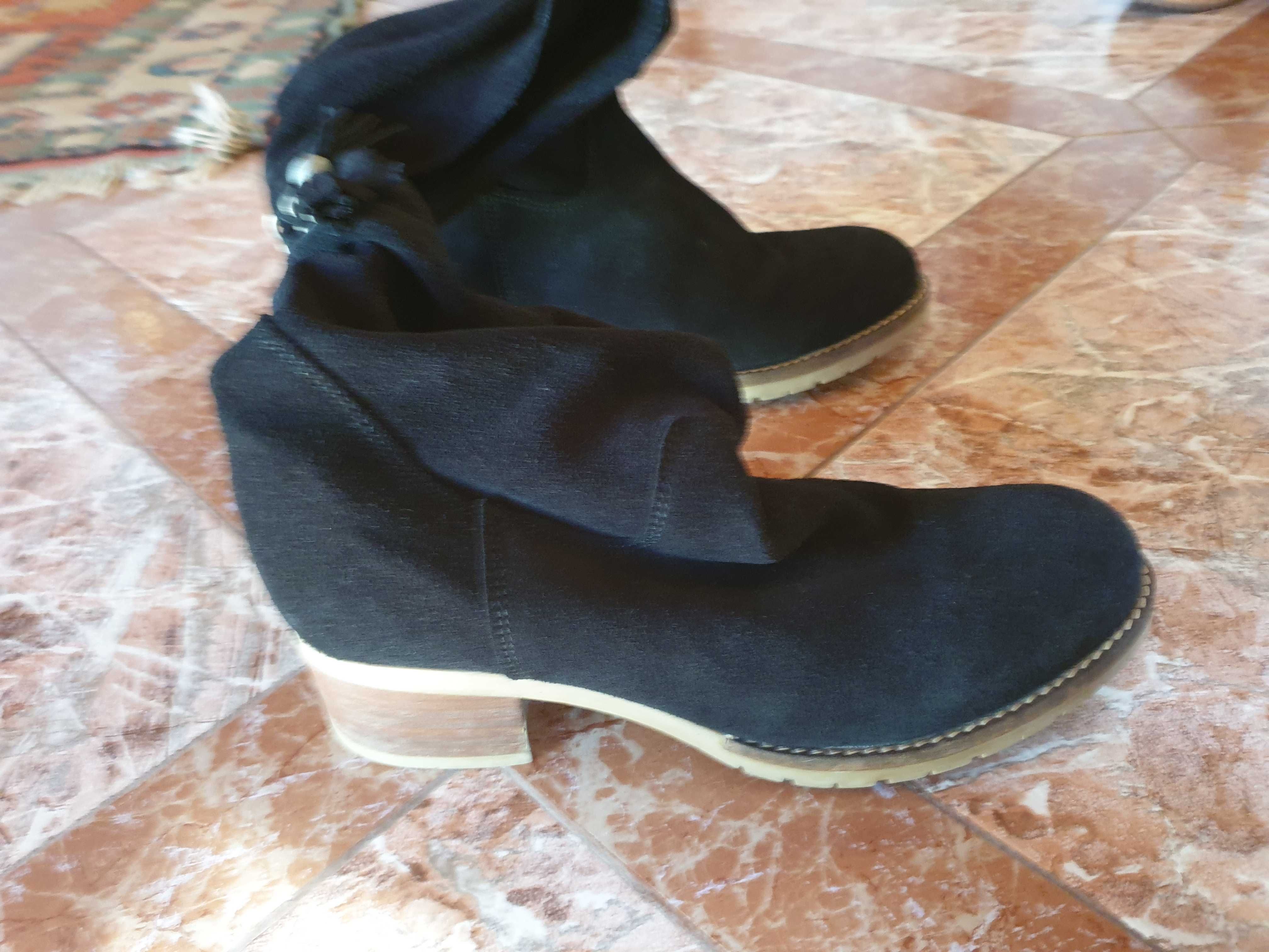 Botas pretas novas