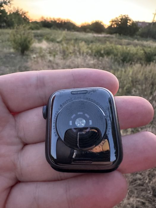 Цифровий годинник епл вотс se