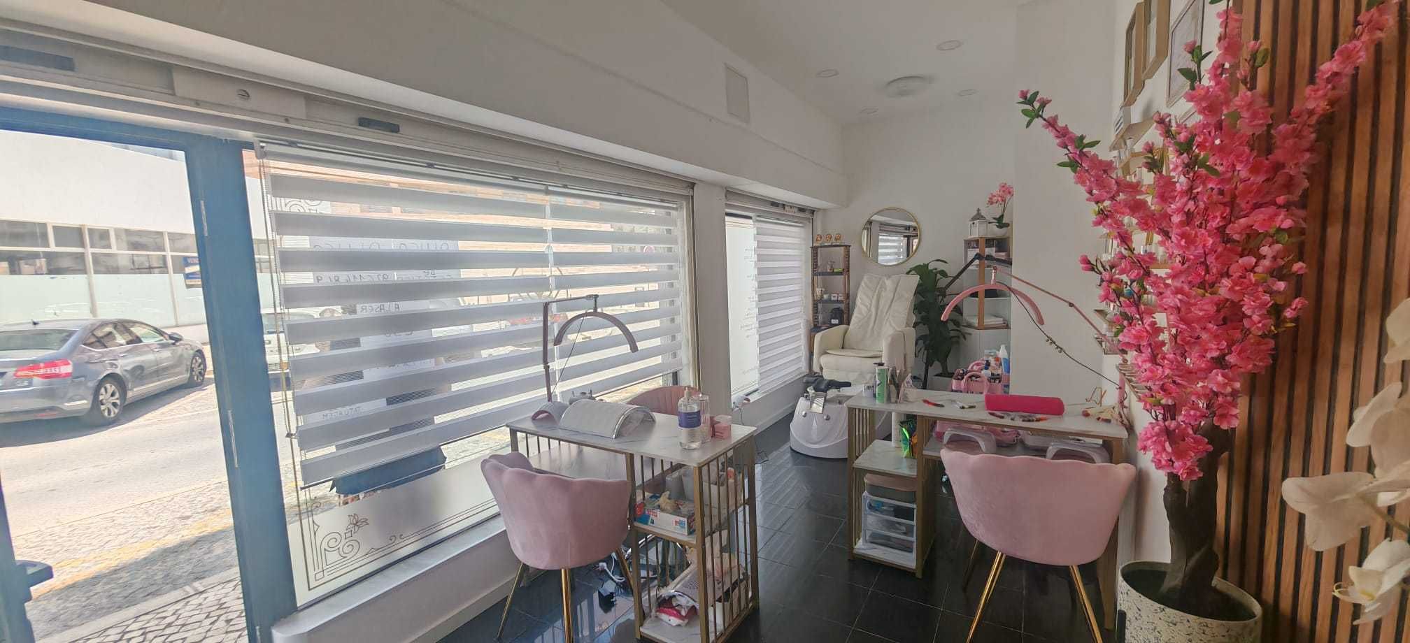 Vendo salao de estetica Portimao totalmemt equipado . Pode ser com/sem