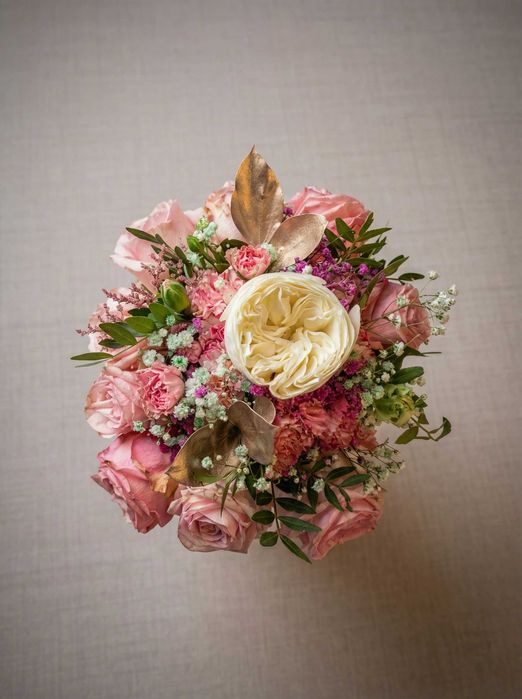 Elegancki bukiet w ceramice – Żywe kwiaty, Róże, Złote dodatki Prezent