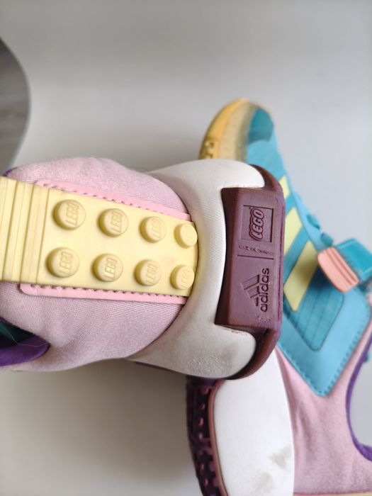 Tênis Adidas edição Lego