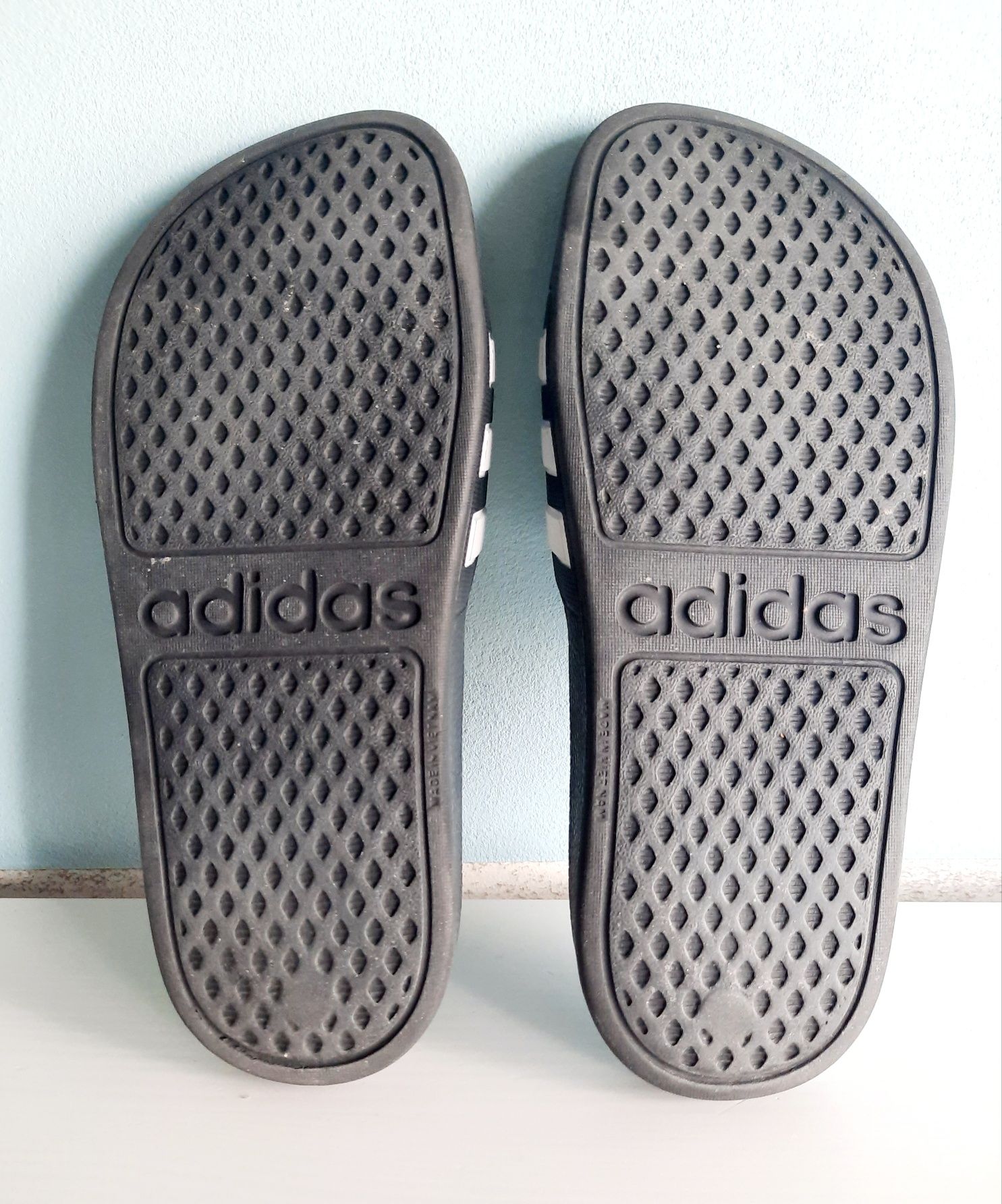 Chinelos Adilette Aqua, da Adidas, em preto e branco - n.° 34