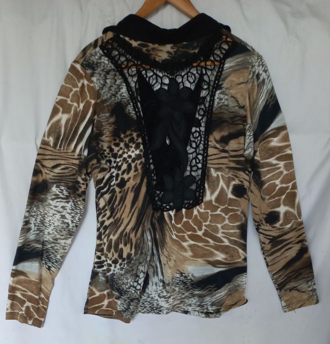 Blusa estampada com renda nas costas