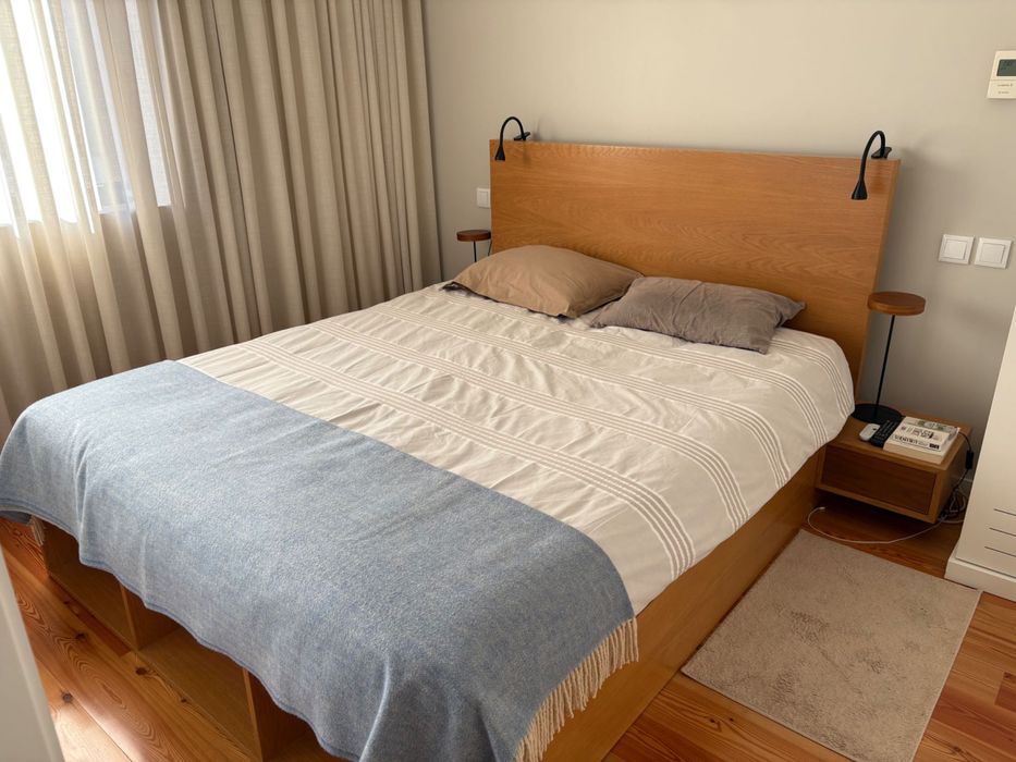 Cama 200x160 com mesinhas de cabeceira e estrato elevatório
