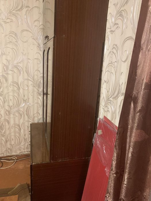 Продам шкаф зеркальный с комодом