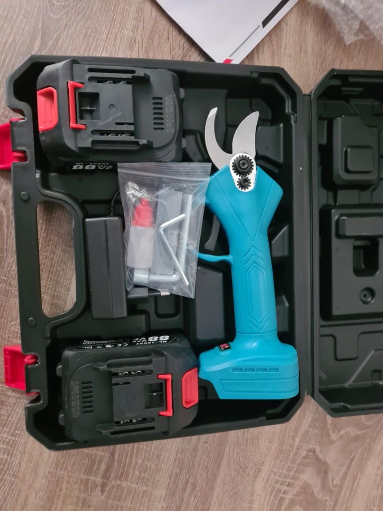 Sprzedam sekator akumulatorowy nowy