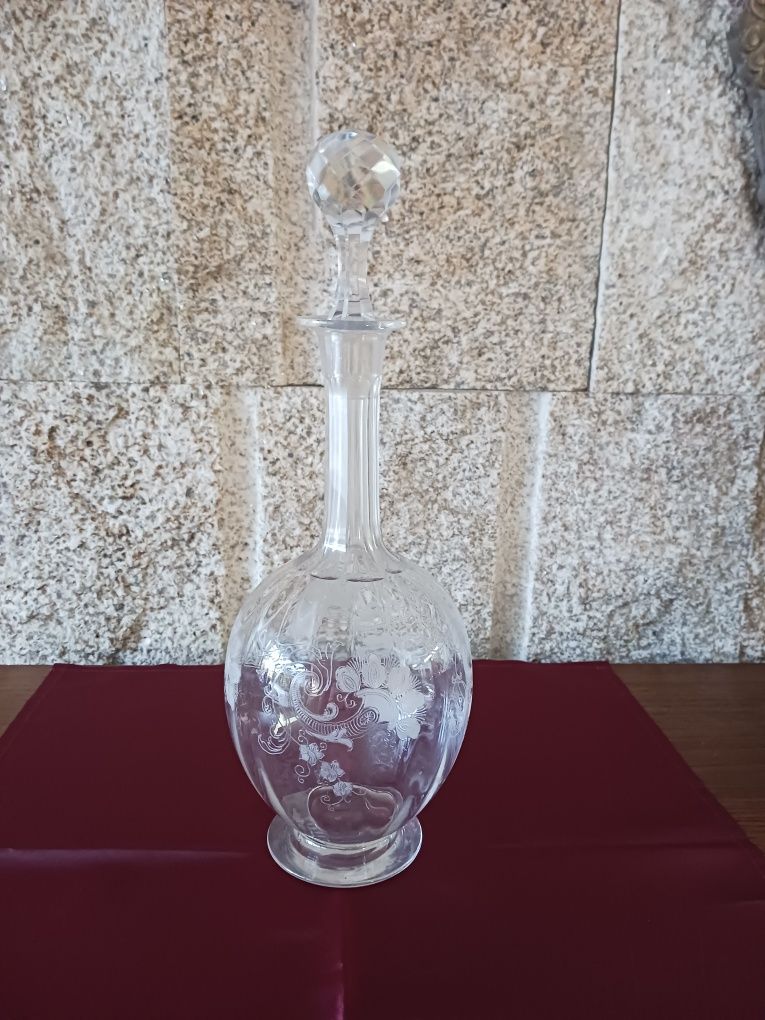 Garrafa antiga em vidro lapidado