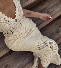 Однотонное вязаное ажурное платье