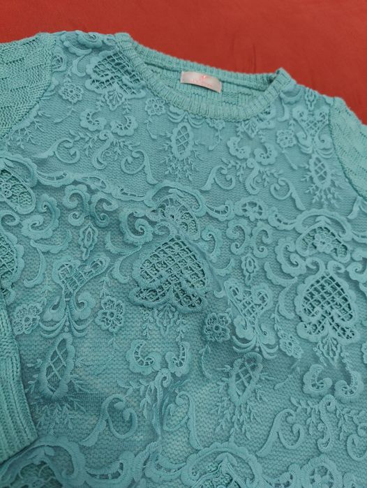 М'ятний в'язаний светр з жемчугом