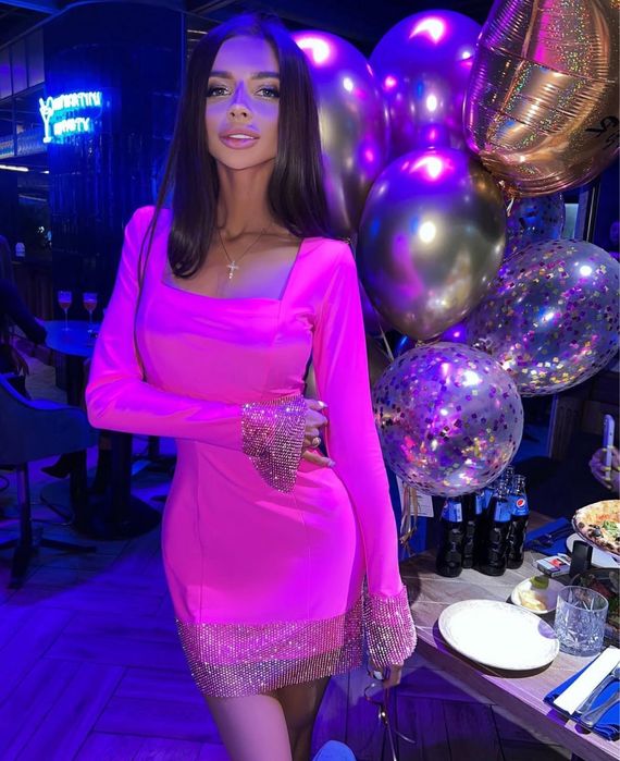 Рожева сукня с камінцями