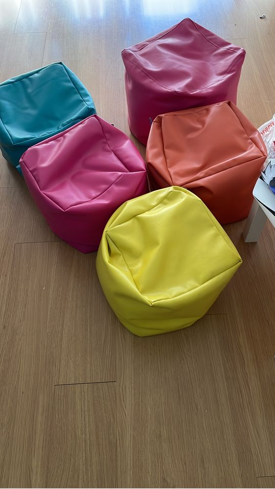 5 pufs coloridos